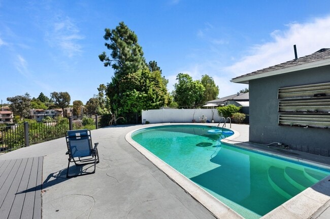 Building Photo - Private pool with canyon views!