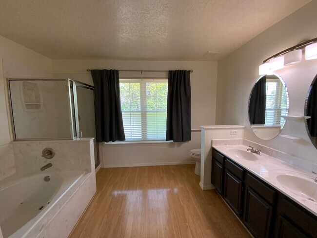 Building Photo - 3 Bedroom Home Available Near Golf Course ...
