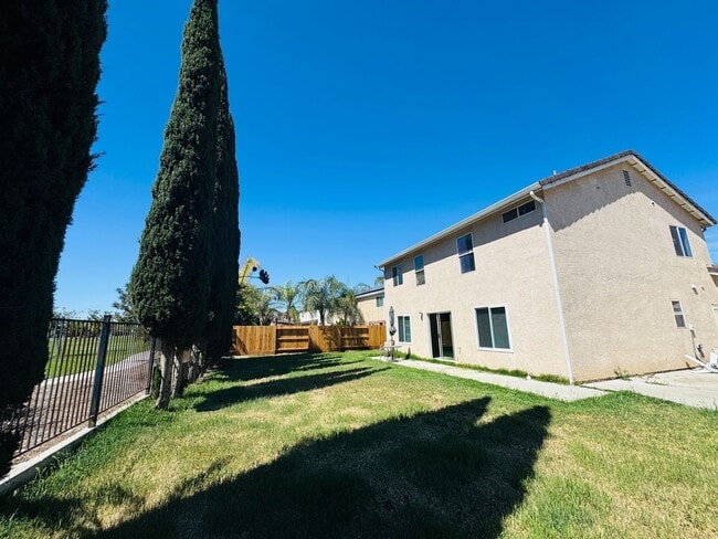 Building Photo - REDUCED!! 4 Bedroom, 2.5 Bath Home For Rent