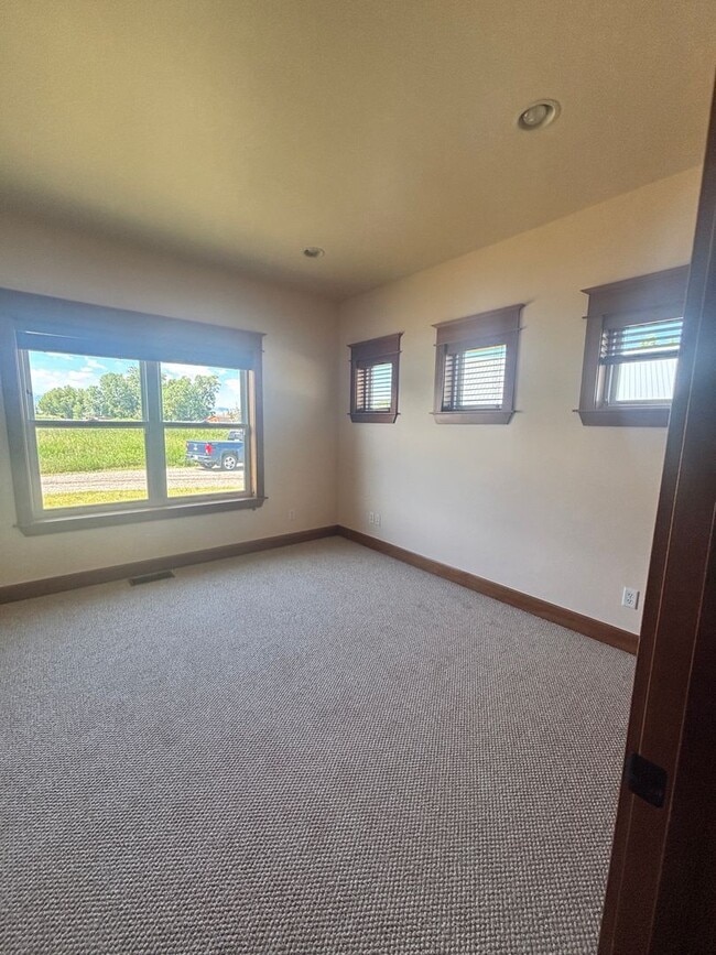 Building Photo - Beautiful 4B/3B home on acreage with mountain views