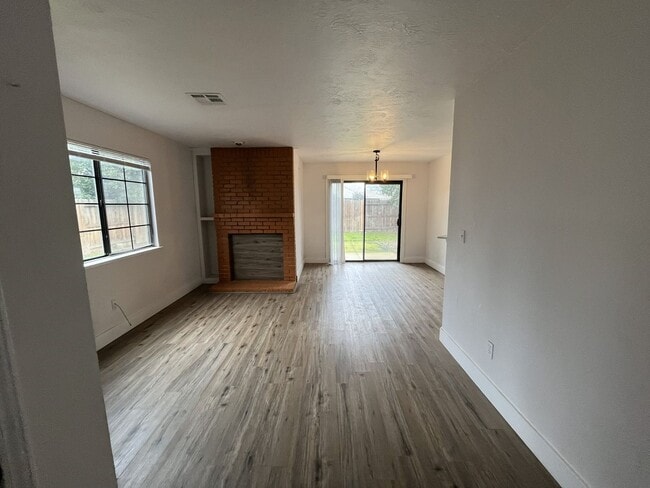 Building Photo - 3 bedroom, 2.5 bathroom home in the heart of Elk Grove