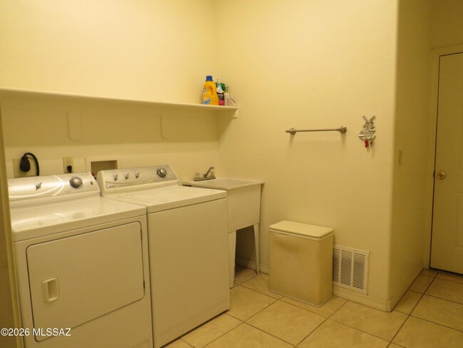 Building Photo - 1806 W Sunset Dr