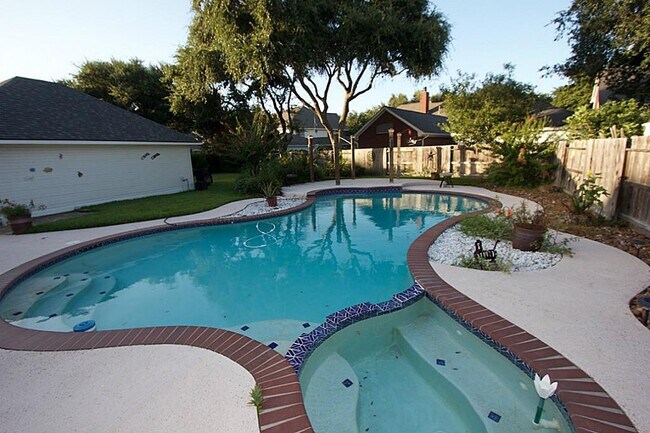 Building Photo - 1615 Greenleaf Oaks Dr