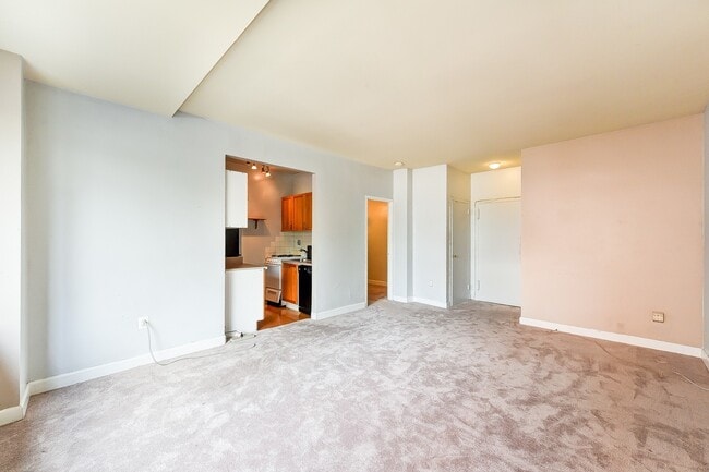 Building Photo - Charming & Bright Studio at River Place No...