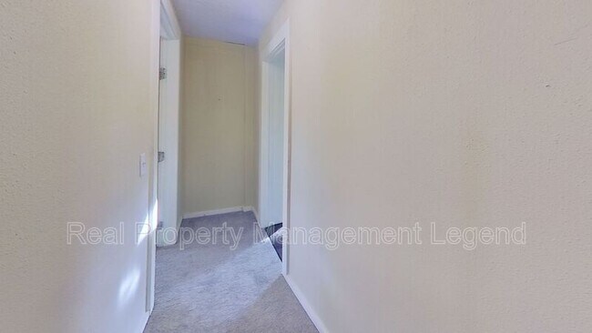 Building Photo - 1030 Oak Dr