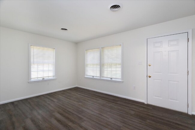 Building Photo - 129a Manor Ave N