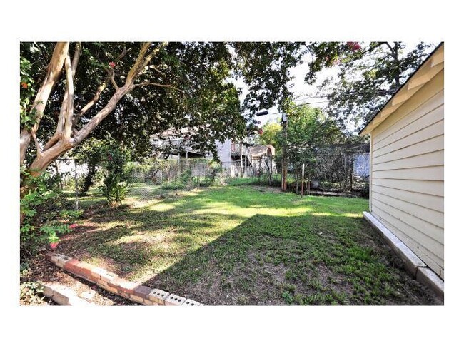 Building Photo - * CHARMING 3/2 HIGHLAND HOME *