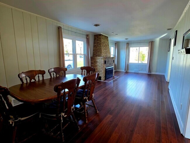 Building Photo - 36752 N Wildwood Dr