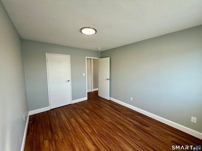 Building Photo - 1168 Main St