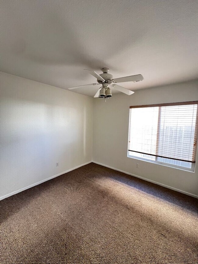 Building Photo - Silverado Ranch - Cul-de-sac.  Downstairs Bedroom and Bathroom