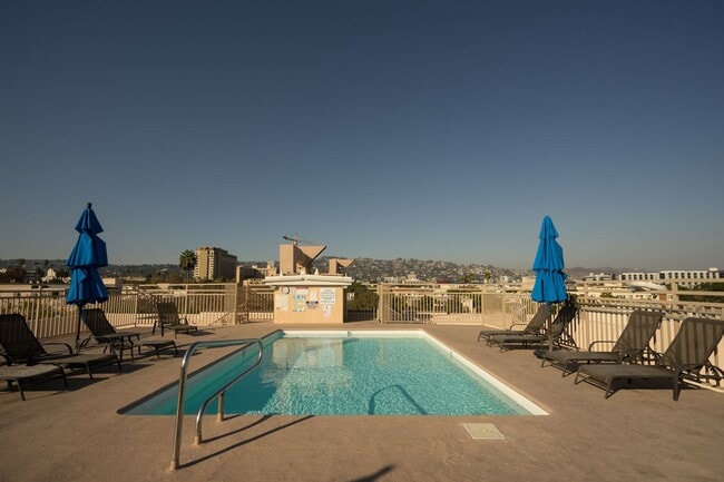 Building Photo - Beverly Hills Prime Location - 2 bed 2.5 bathroom