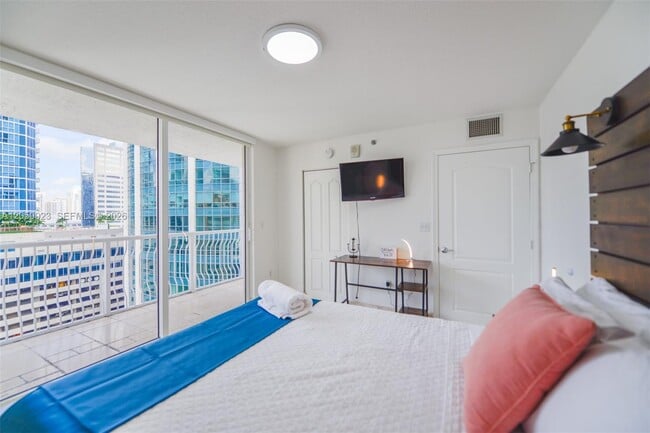Building Photo - 1200 Brickell Bay Dr