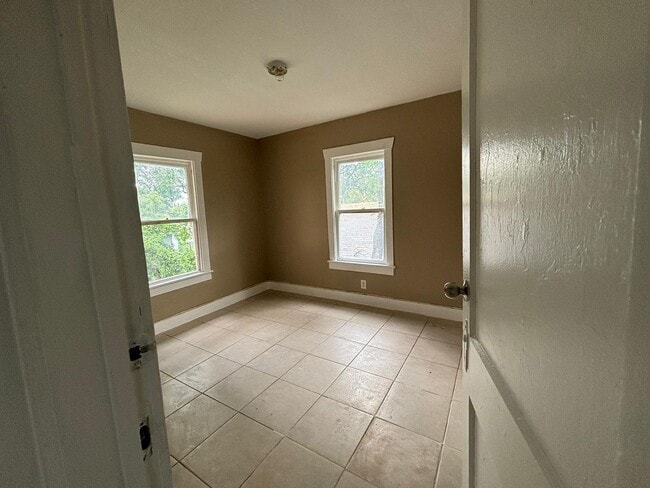 Building Photo - We accept section 8