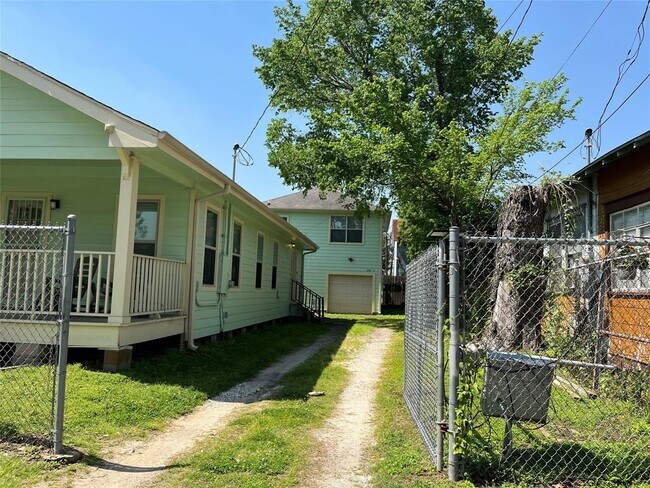 Building Photo - 2313 Everett St