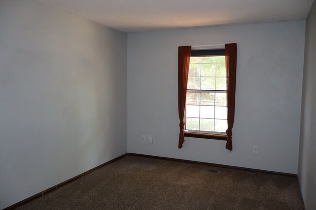 Building Photo - Spacious 4-Bedroom Single Family Home