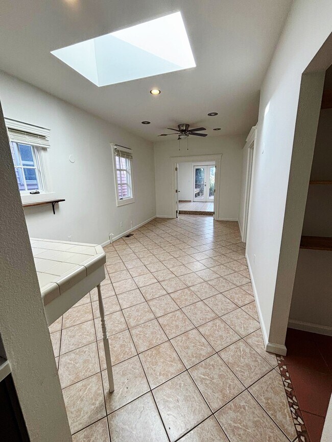 Building Photo - 823 Apgar St
