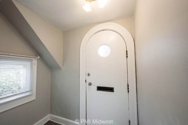 Building Photo - "Charming 3-Bedroom Haven with Spacious Living in Indianapolis – 2,190 Sq Ft of Comfort!"