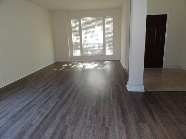 Building Photo - 323 Thorpe Springs Dr