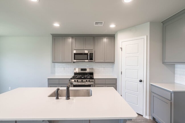 Building Photo - 3 Bed | 2 Bath in Broken Arrow!