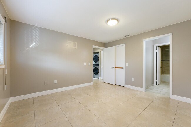 Building Photo - 811 SE 4th Ave