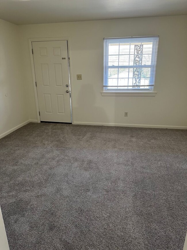 Building Photo - Large 2 Bedroom, 1 Bath Apartment in Old SW