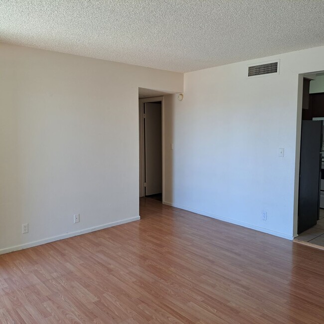 Building Photo - 595 N Royal Crest Cir
