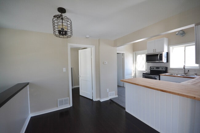 Building Photo - Cute home with modern updates!