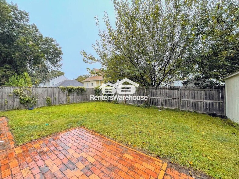 Building Photo - 1074 Bland St