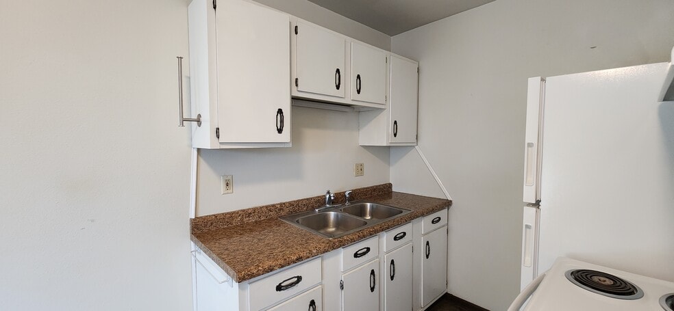 Building Photo - 625 9th St N