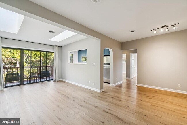 Building Photo - 2802 Dartmouth Rd