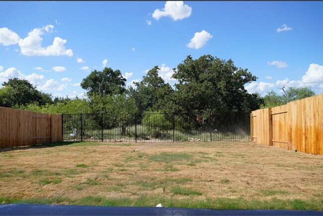 Building Photo - 412 View Dr