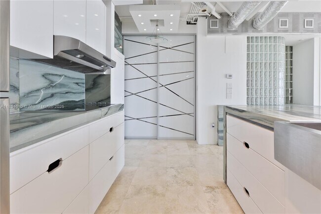 Building Photo - 1155 Brickell Bay Dr