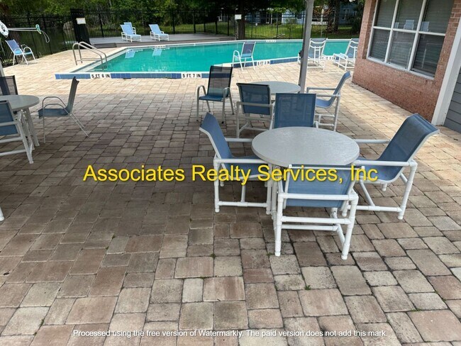 Building Photo - GREAT LOCATION-  3 Bedroom- LOOK!