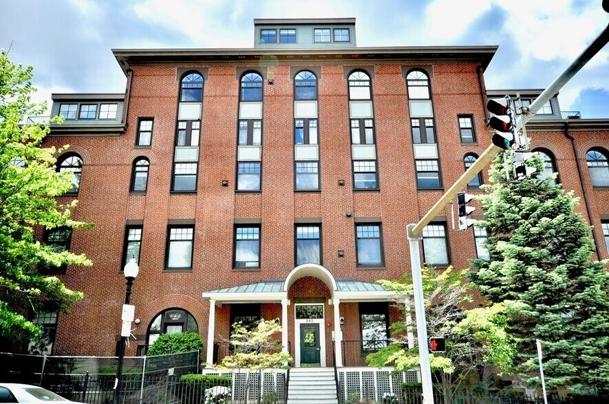 Building Photo - 342 Bunker Hill St