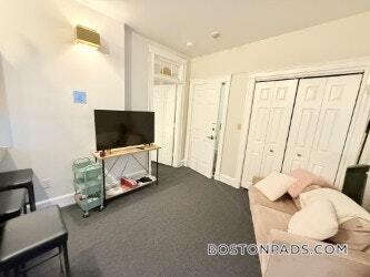 Building Photo - 833 Beacon St