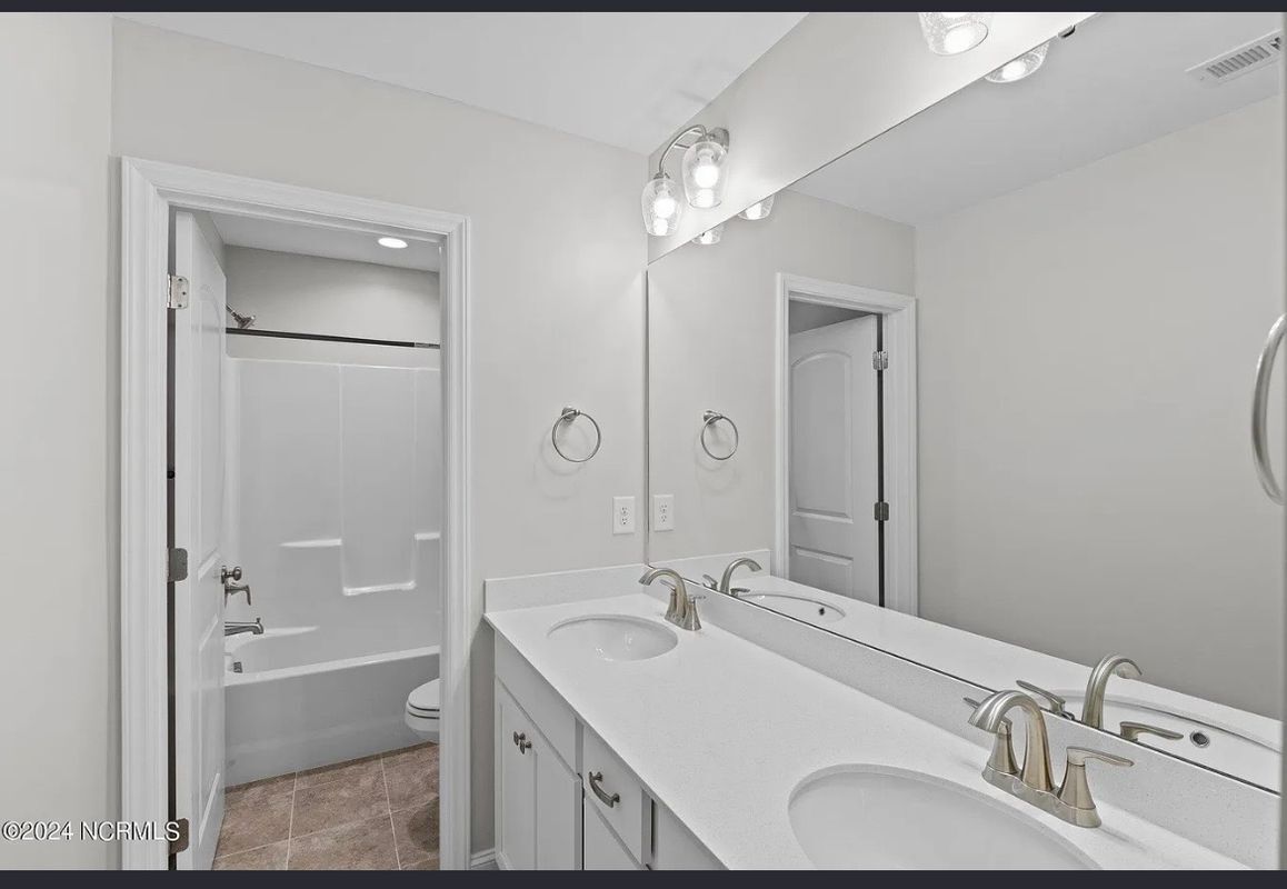 Building Photo - 2519 Dakota Dr