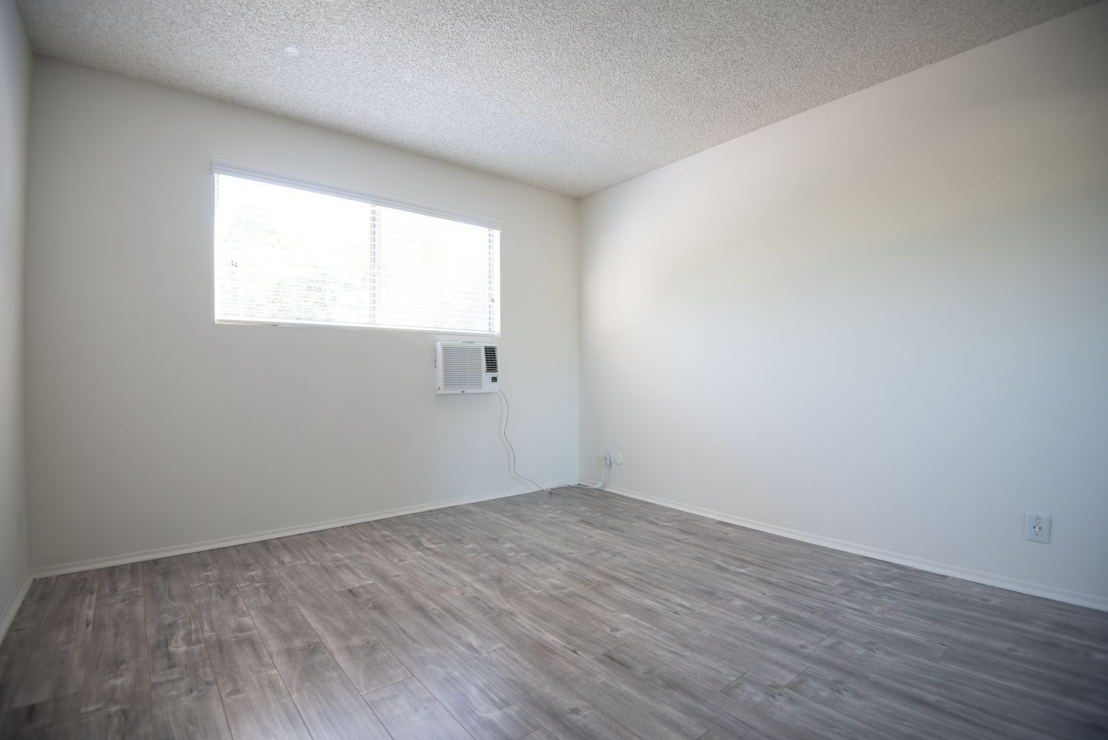 Building Photo - 6954 Woodman Ave