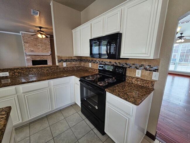 Building Photo - Spacious & Inviting 6-Bedroom Cedar Hill Home – Perfect for Your Next Move