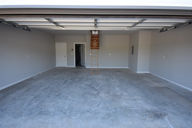 Building Photo - Gorgeous 4 Bedroom, 2 Bathroom Home in Far...