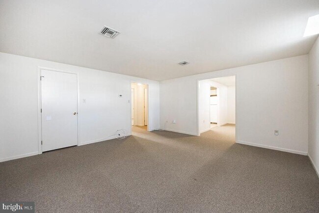 Building Photo - 3183 Main St.