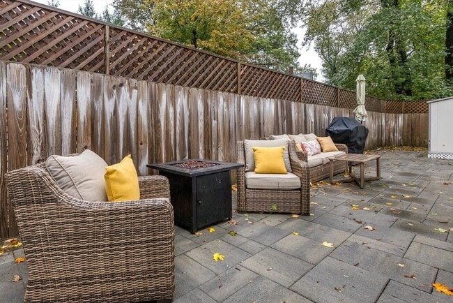 Building Photo - 32 Billings St