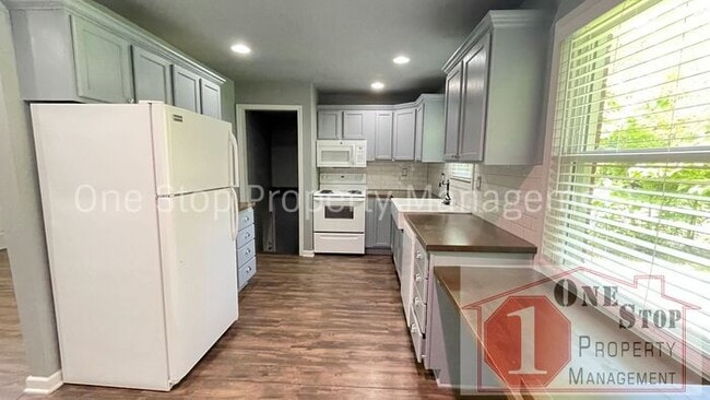 Building Photo - Stunning 3 bedroom, 2 bathroom duplex is L...