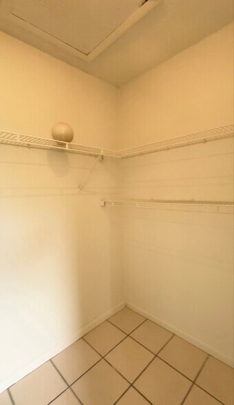 Building Photo - 3039 Queen Palm Dr