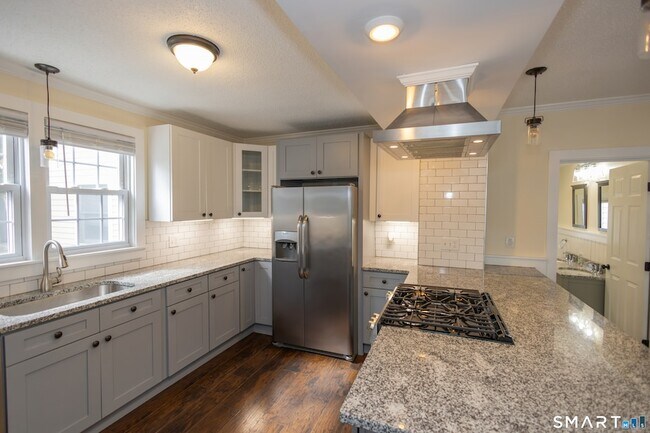 Building Photo - 387 Buckland St