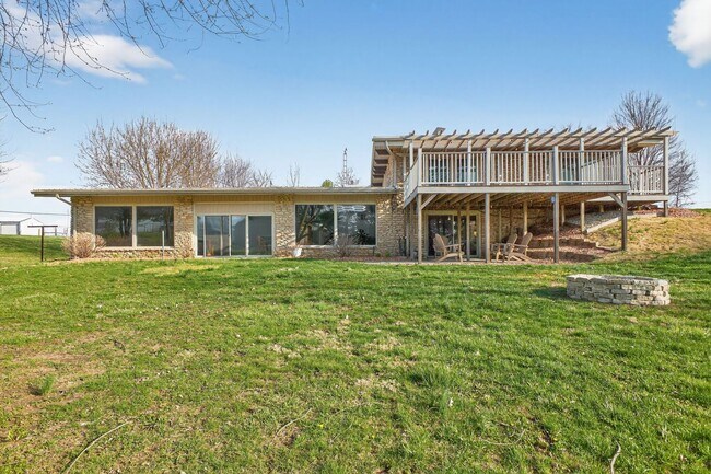 Building Photo - 5BR Retreat w/ Private Indoor Pool In Greensburg