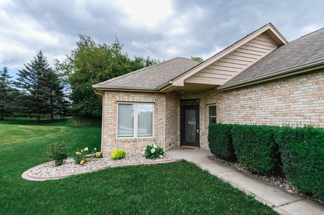 Building Photo - 2 bed 2 bath Ranch Townhouse in Winfield