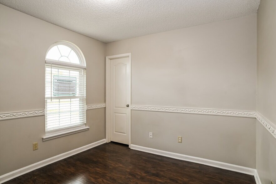 Building Photo - 9552 Glenn Abbey Way