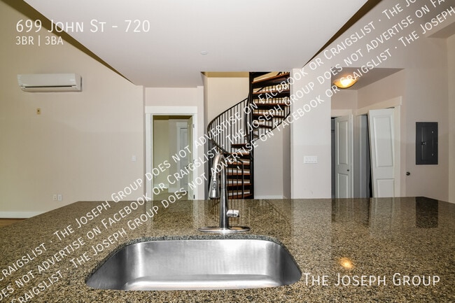 Building Photo - 699 John St