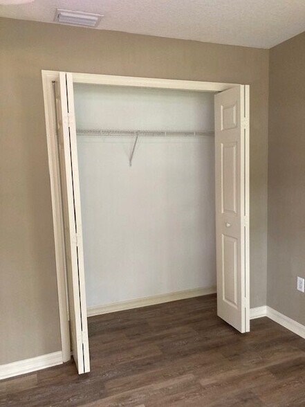 Building Photo - 6 Pony Ln