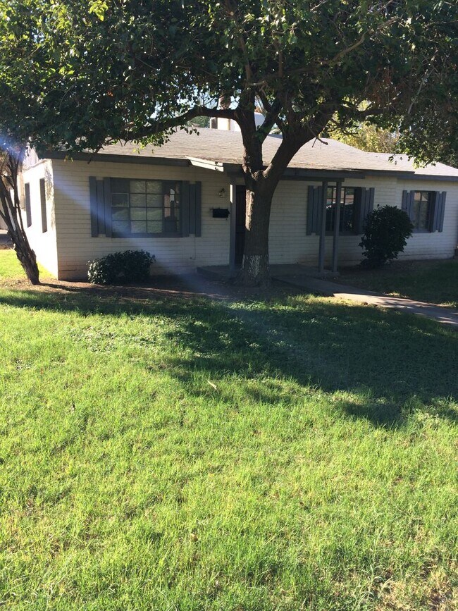 Building Photo - Roomy 6-Bedroom Home with Pool